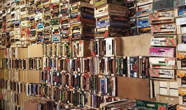 Bari, montagne di cassette della frutta alte 7 metri: Ne custodiamo quasi 20mila